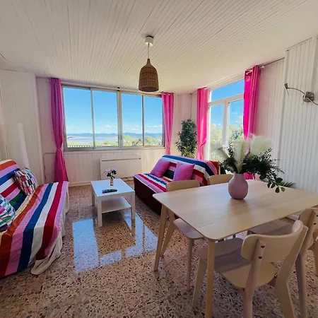 Between Land And Sea Apartman *